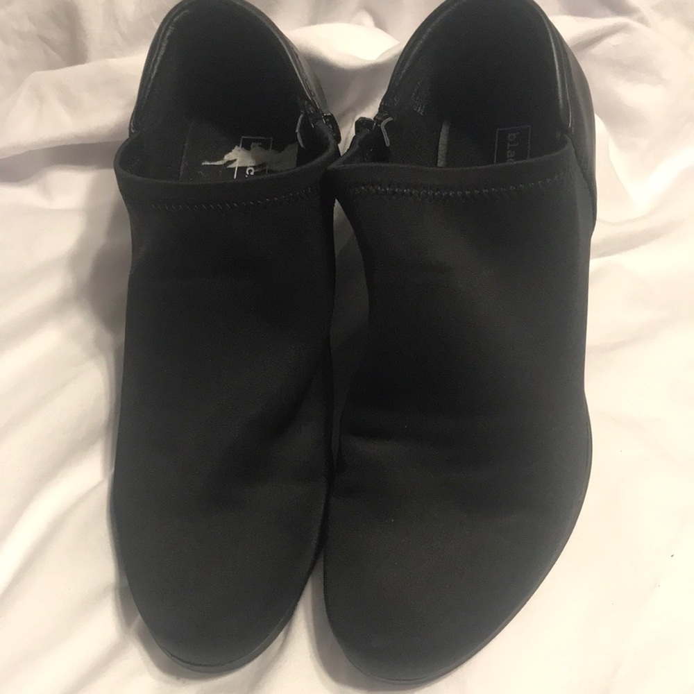 Black Rivet Black side zipper ankle booties women 7M new without tags never worn